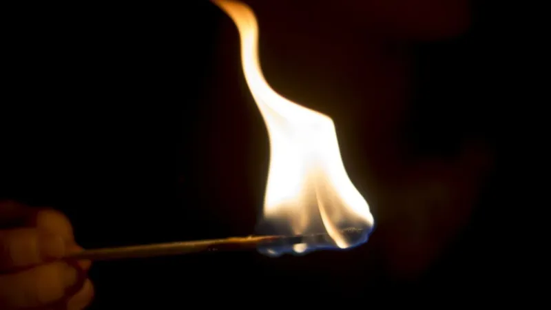 आपसी झगड़े से नाराज युवक ने पत्नी को किया आग के हवाले 