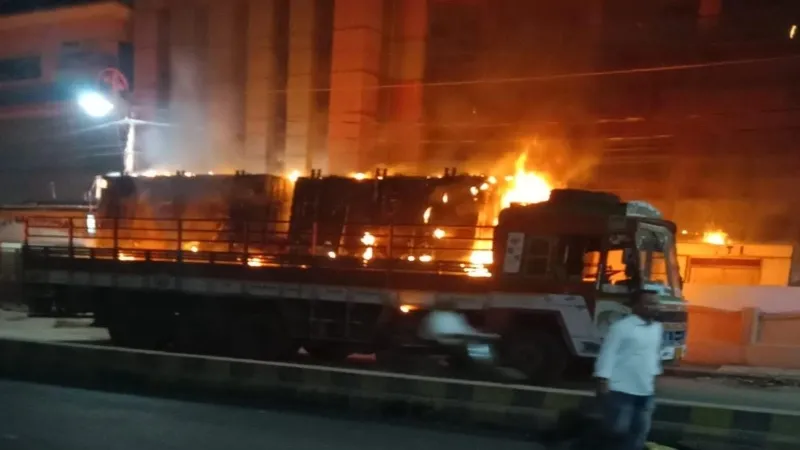 दीपावली पर पटाखे की चिंगारी ने मचाई तबाही, प्रयागराज में कई जगह लगी आग 