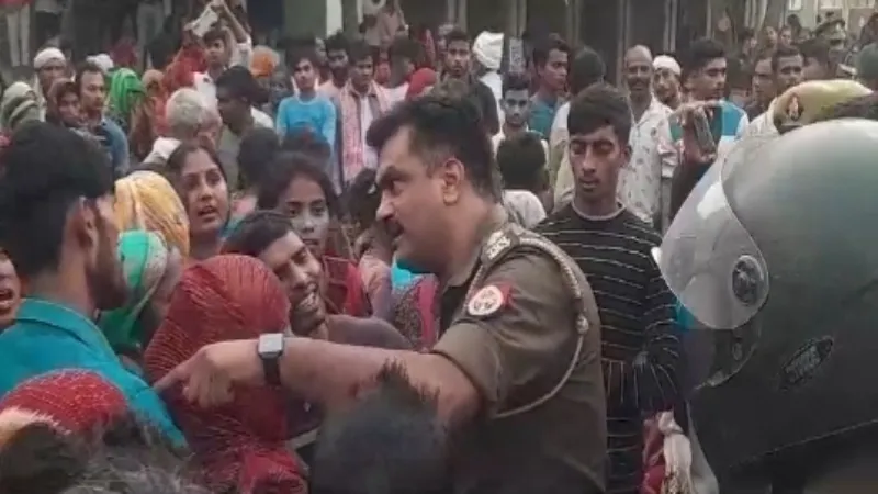 मलकेगांव में सामने आया मित्र पुलिस का अलग चेहरा, प्रदर्शन कर रहे लोगों से कोतवाल ने कही ये बात 
