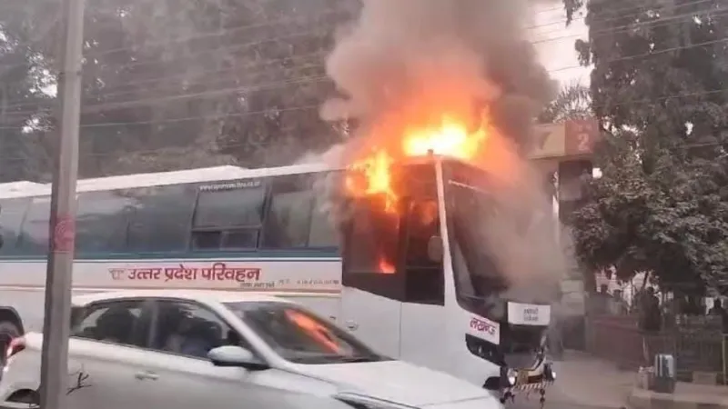 प्रयागराज में चलती AC रोडवेज बस में लगी आग, फायर ब्रिगेड काबू का कर रही प्रयास 