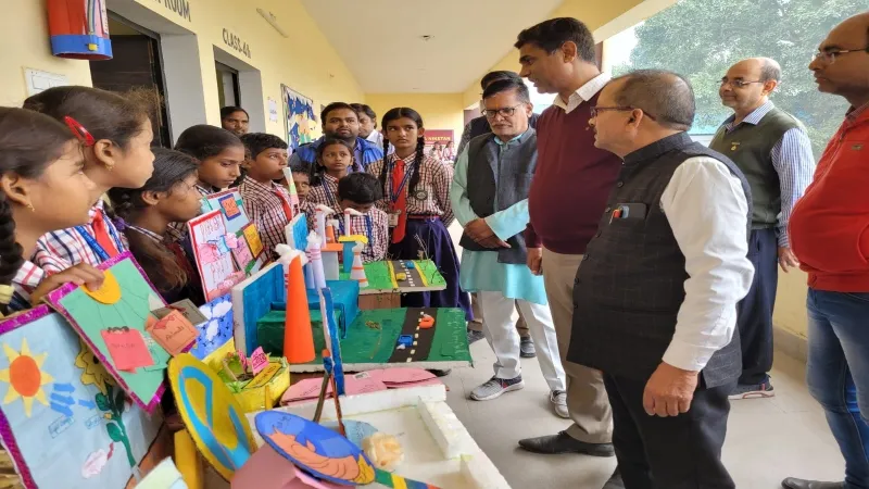 बहराइच : बच्चों ने प्रदर्शनी में दिखाई प्रतिभा, अधिकारियों ने किया निरीक्षण