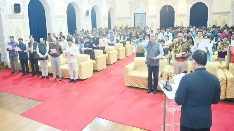 लखनऊ: संविधान दिवस पर राजभवन के अधिकारियों एवं कर्मचारियों ने मूल कर्तव्यों के पालन की ली शपथ 