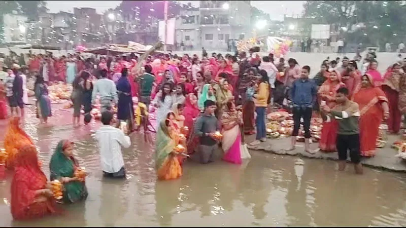 उन्नाव में उगते सूर्य को दिया गया अर्घ्य, धूमधाम से मना छठ पर्व, जमकर हुई सतरंगी आतिशबाजी