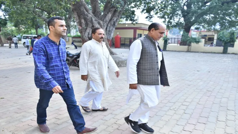 Sitapur news : आजम खां से बेटे अदीब ने जेल में दूसरी बार की मुलाकात 