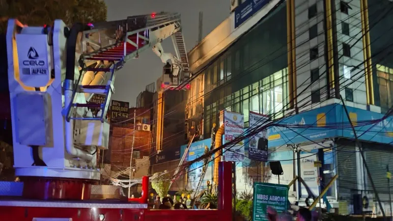 Video : केनरा बैंक बिल्डिंग में लगी आग पर पाया गया काबू, फायर फाइटर्स ने कई लोगों को किया रेस्क्यू 