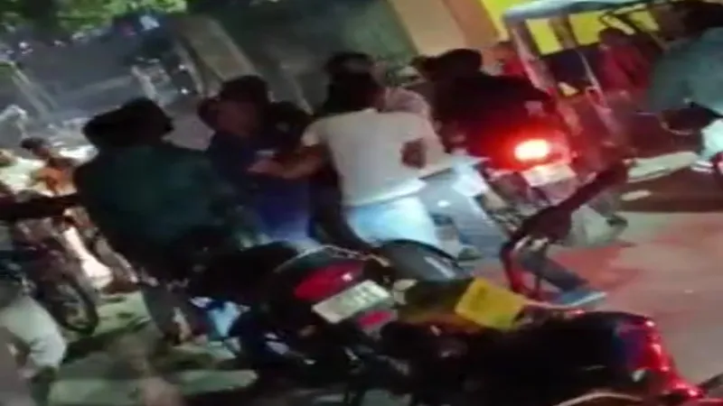हरदोई शहर में बीच सड़क पर युवकों की गुंडागर्दी, एक-दूसरे पर जमकर चलाये लात-घूंसे  