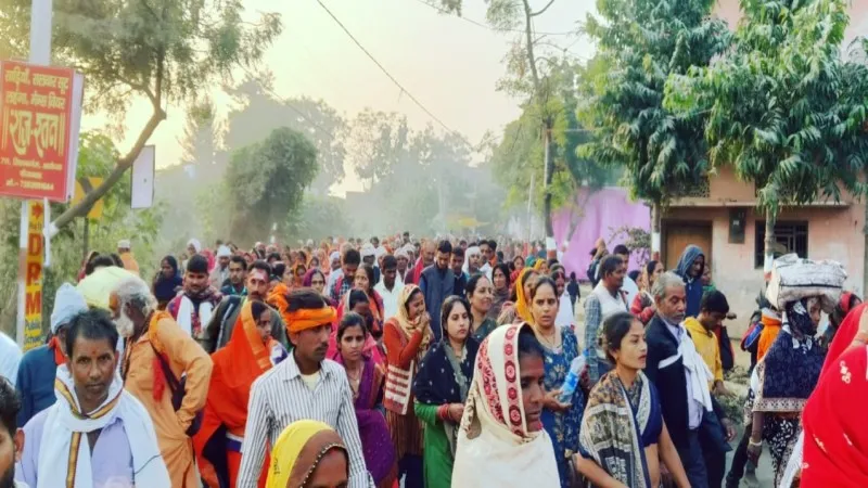 कड़ी सुरक्षा व्यवस्था के बीच अयोध्या की 14 कोसी परिक्रमा शुरू, उमड़े श्रद्धालु