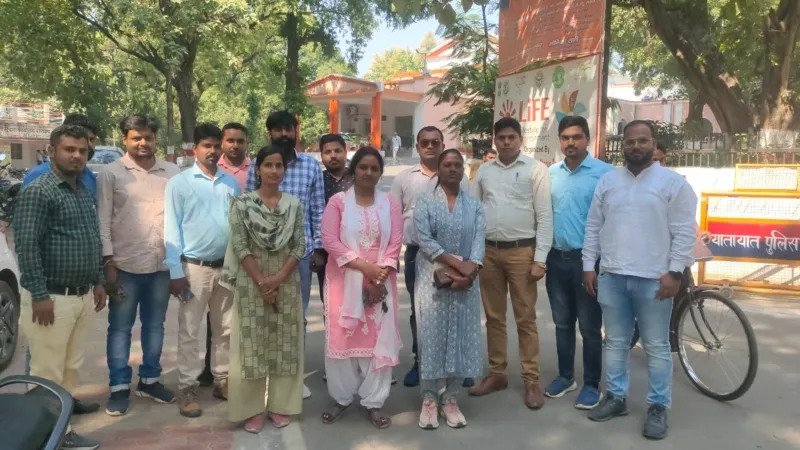 बहराइच : मांगों को लेकर इंजीनियर संघ ने कलेक्ट्रेट में दिया धरना