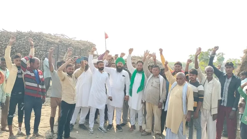 बहराइच में घटतौली और अवैध वसूली पर भड़क उठे किसान, किया प्रदर्शन 