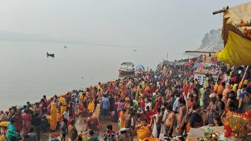 कार्तिक पूर्णिमा : गंगा-यमुना में लाखों श्रद्धालुओं ने लगाई आस्था की डुबकी, किया दान