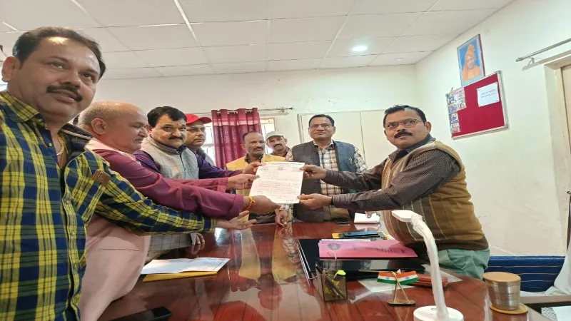 अयोध्या : तदर्थ शिक्षकों की सेवा समाप्ति आदेश का विरोध, सौंपा ज्ञापन 