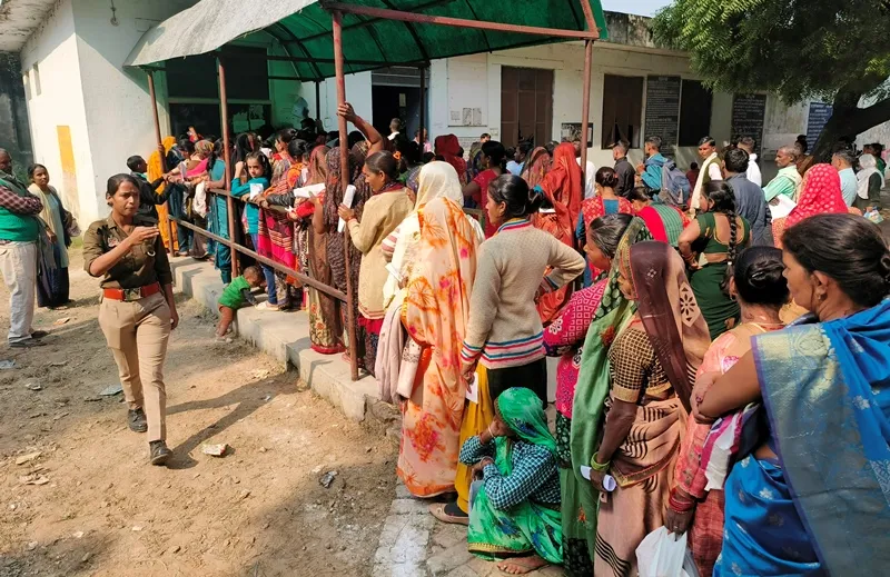 बरेली: जेल में भाइयों को तिलक लगाते ही फफक पड़ीं बहनें