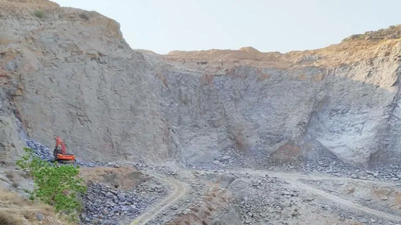 महोबा: ग्रेनाइट खदान में पहाड़ से गिरकर मजदूर की मौत 