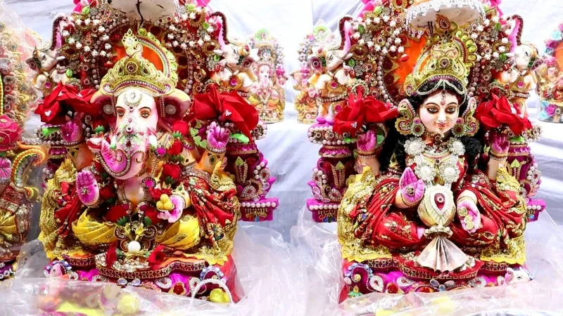 धनतेरस पर लखनऊ के बाजारों में खरीदारों की भीड़, कोलकाता की मूर्तियां बनीं आकर्षण का केंद्र   