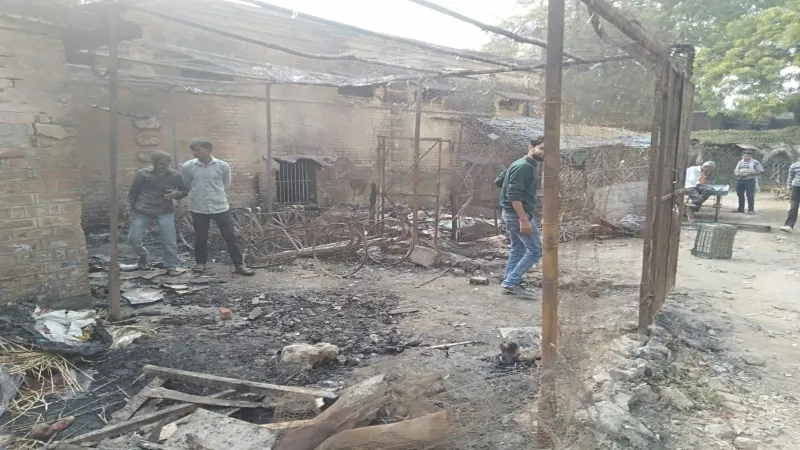 Kannauj fire : फल आढ़त और बीएसए के एकाउंट कार्यालय में लगी आग, लाखों की क्षति