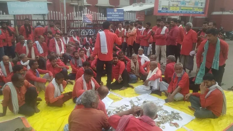 लखनऊ : मांगों को लेकर कुलियों ने चारबाग रेलवे स्टेशन पर किया प्रदर्शन