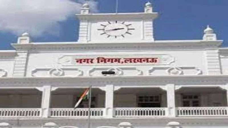 लखनऊ नगर निगम कर्मचारी रिश्वत लेते गिरफ्तार 