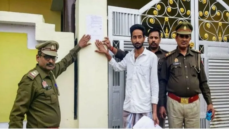 जिला बदर घोषित पूर्व ग्राम प्रधान के घर पर नोटिस चस्पा 