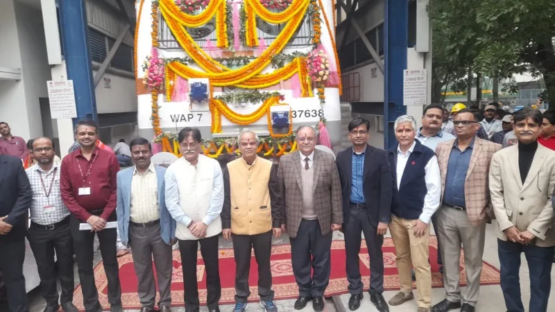 वाराणसी : बरेका निर्मित 10000 वां रेल इंजन राष्ट्र को समर्पित