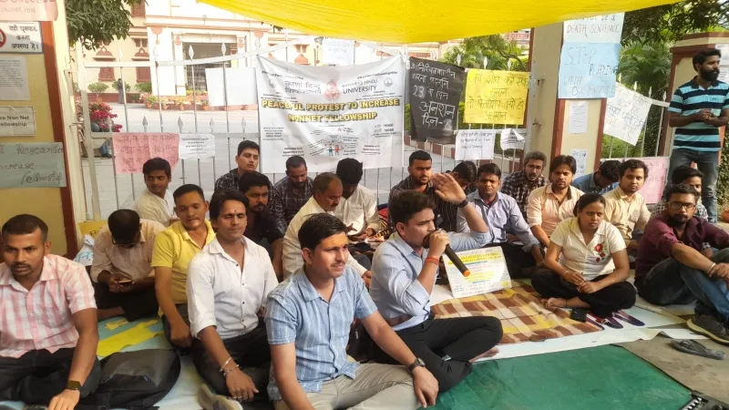वाराणसी : BHU शोध छात्रों का अनशन जारी, उठाई ये मांग  