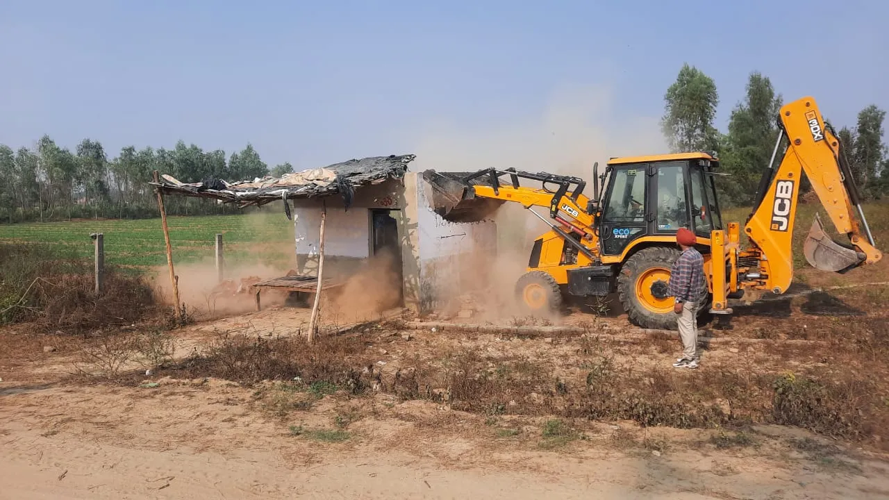 बरेली: बिथरी में 46 बीघा में बन रही तीन अवैध कॉलोनियों पर चला बुलडोजर