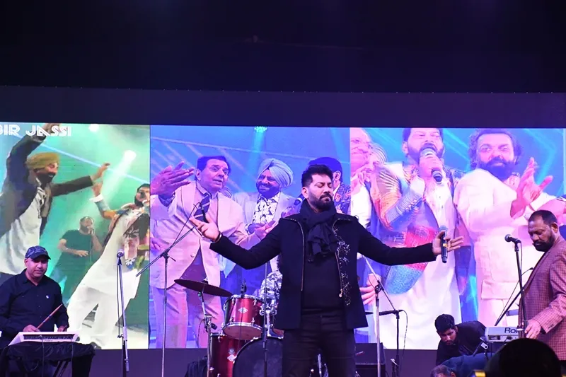 अमृत विचार स्थापना दिवस: स्टार नाइट में पंजाबी गायक ने मचाया धमाल, झूमे दर्शक