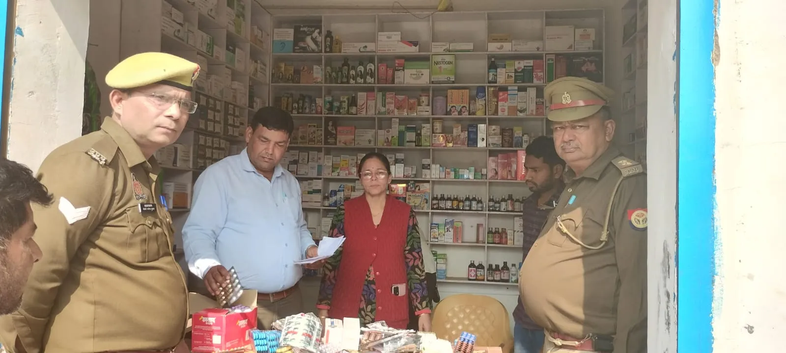 बरेली: बिना लाइसेंस चल रहे मेडिकल स्टोर से 80 हजार की दवाएं जब्त