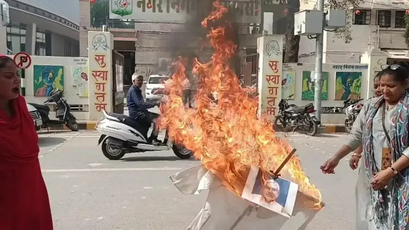 वाराणसी में महिलाओं ने जलाया बिहार सीएम नीतीश कुमार का पुतला
