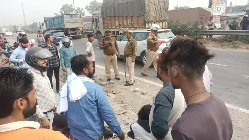 उन्नाव : अनियंत्रित कंटेनर ने बाइक सवार दंपति को मारी टक्कर, पत्नी की मौत
