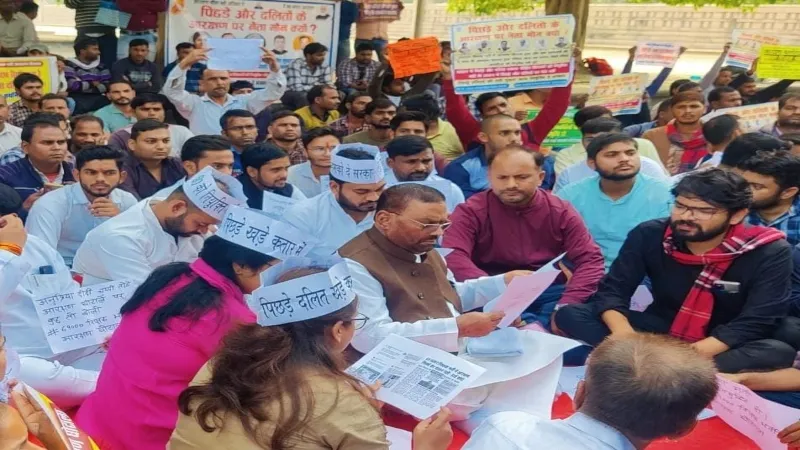 69000 शिक्षक भर्ती : अभ्यर्थियों ने घेरा डिप्टी CM का आवास, स्वामी प्रसाद बोले - सरकार कर रही सौतेला व्यवहार 