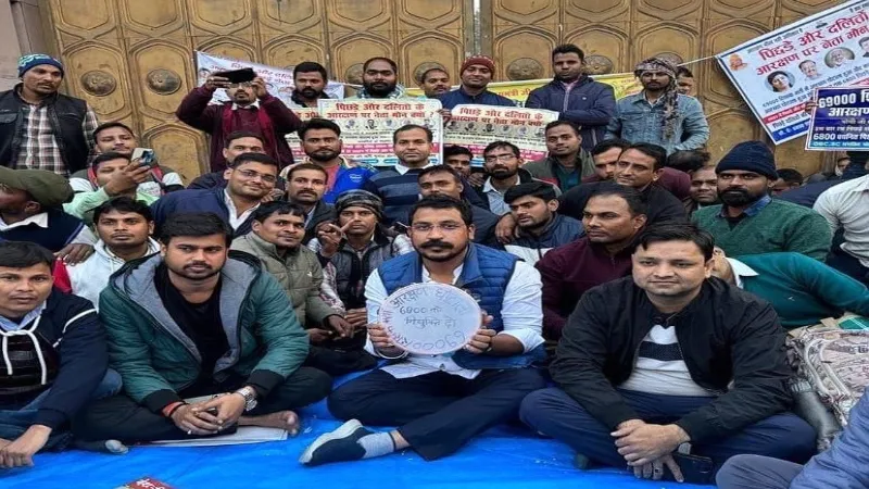 69000 शिक्षक भर्ती : भीम आर्मी चीफ चंद्रशेखर पहुंचे ईको गार्डन, अभ्यर्थियों के धरने को दिया समर्थन 