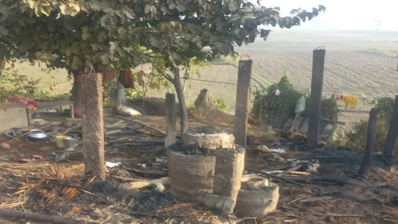 बहराइच : आग लगने से ग्रामीण का मकान हुआ राख, हजारों का नुकसान