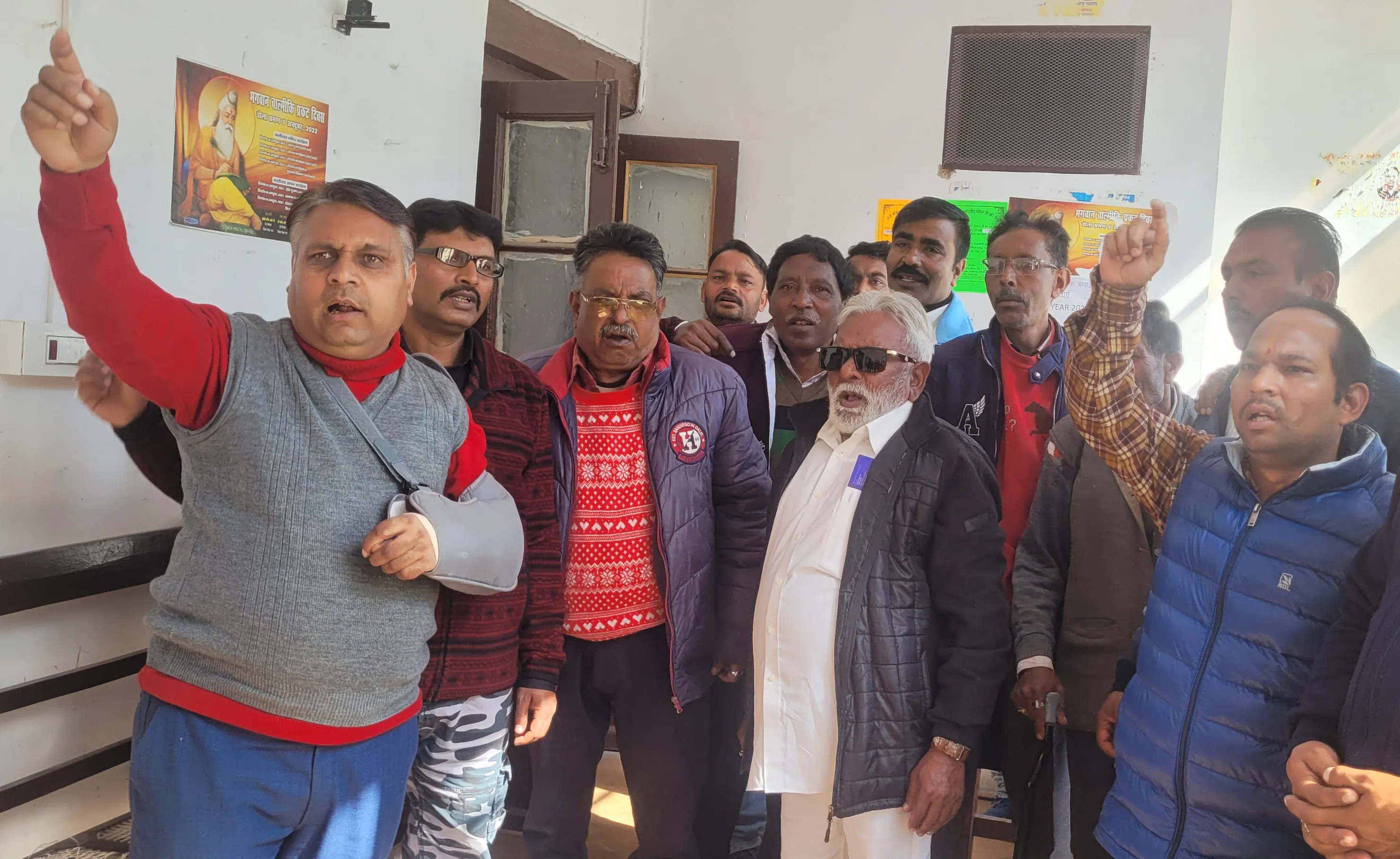 नैनीताल: वेतन की मांग को लेकर सफाई कर्मचारियों का कार्य बहिष्कार