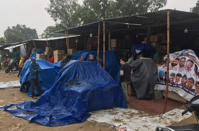 नैनीताल में खराब मौसम ने पटाखा व्यापारियों की नींद उडाई 
