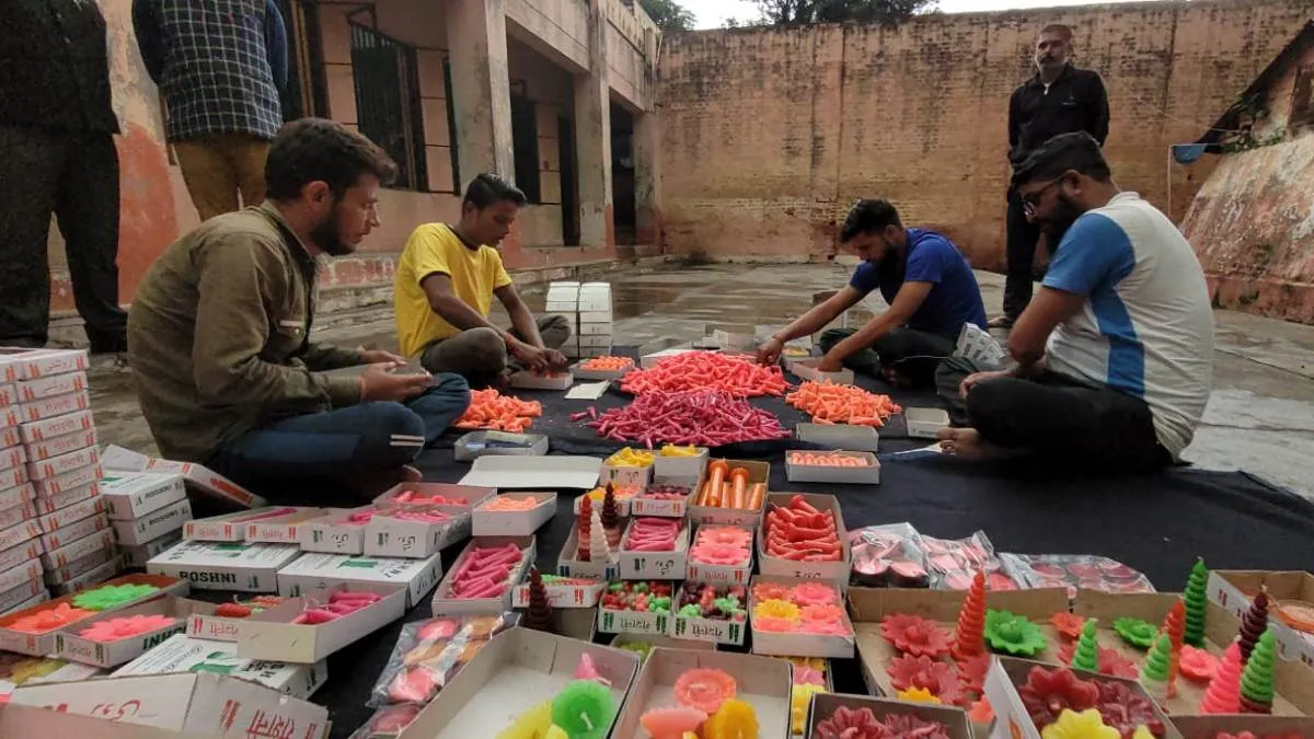 इस दिवाली जम्मू में घरों को रोशन करेंगी कैदियों द्वारा बनाई गई मोमबत्तियां