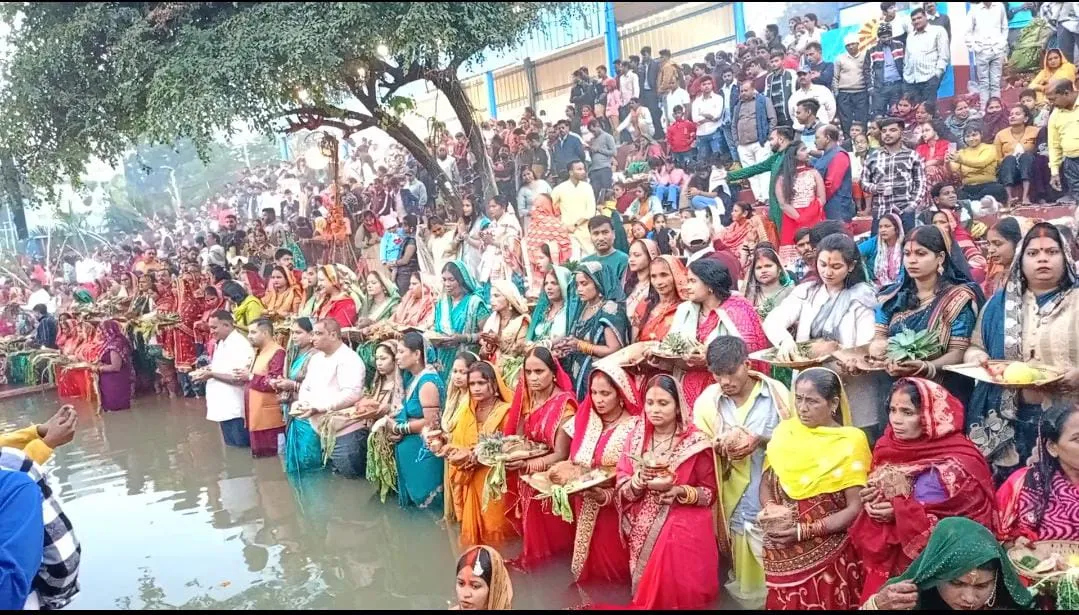 रुद्रपुर: छठ घाटों पर दिखा आस्था का सैलाब, उगते सूर्य को दिया अर्घ्य