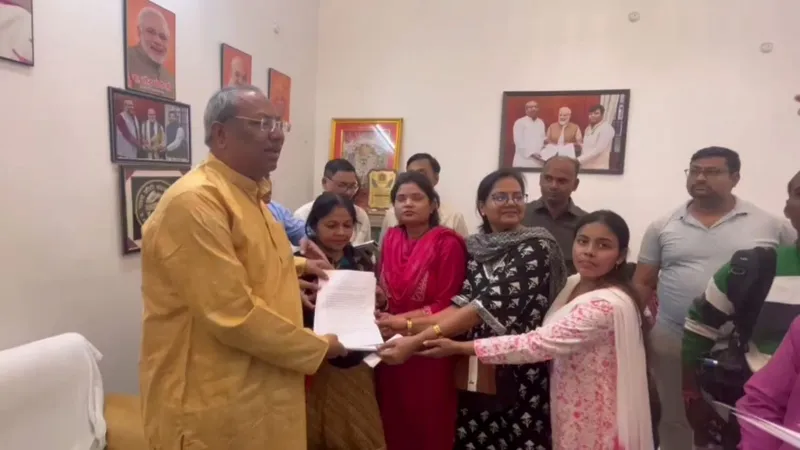 लखनऊ: मंत्री संजय निषाद से मिले 69000 शिक्षक भर्ती के अभ्यर्थी, आरक्षण घोटाले की दी जानकारी 