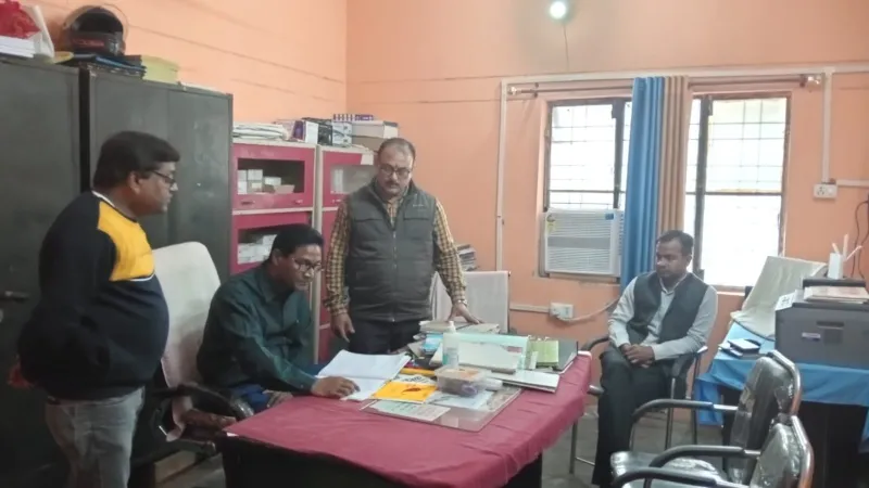 बहराइच : अस्पताल में सफाई व्यवस्था पर असंतुष्ट दिखे अधिकारी