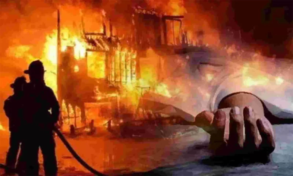 पूर्वी चंपारण: मकान में आग लगने से तीन लोगों की मौत, दो झुलसे