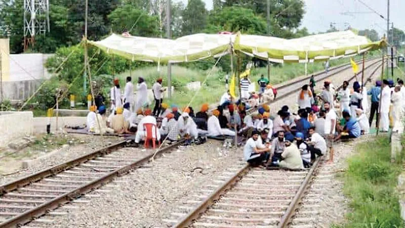 जालंधर: गन्ना किसानों का अनिश्चितकालीन धरना तीसरे दिन भी जारी, रोका रेल यातायात 