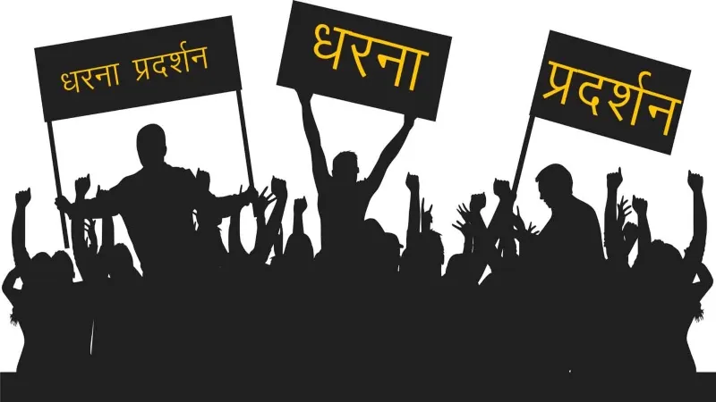 भदोही : बैरिकेडिंग हटाने की मांग को लेकर व्यापारियों ने किया प्रदर्शन