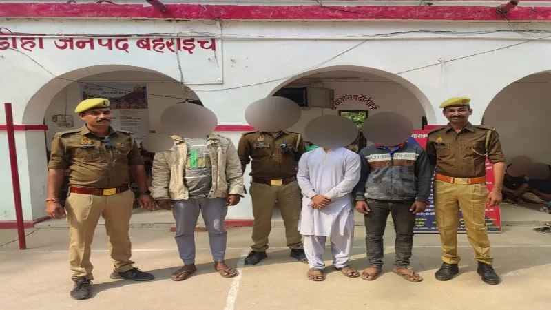 बहराइच : बालिका से अश्लील हरकत कर फोटो सोशल मीडिया पर की पोस्ट, तीन गिरफ्तार 