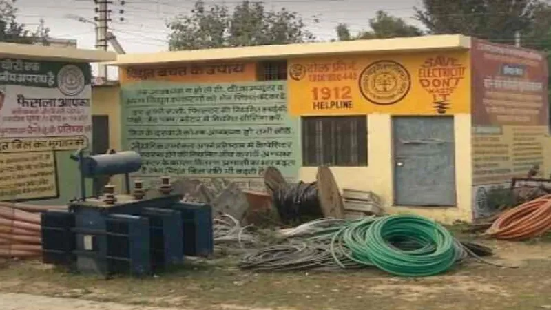 हरदोई में सीएम योगी का आदेश साबित हो रहा हवा हवाई, त्यौहार पर भी अंधेरे में रहे कई मोहल्ले 