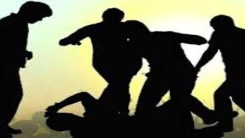 हरदोई मेडिकल कालेज में यूनिट इंचार्ज को इमरजेंसी में घुस कर पीटा, मनमानी रिपोर्ट का बनाया दबाव