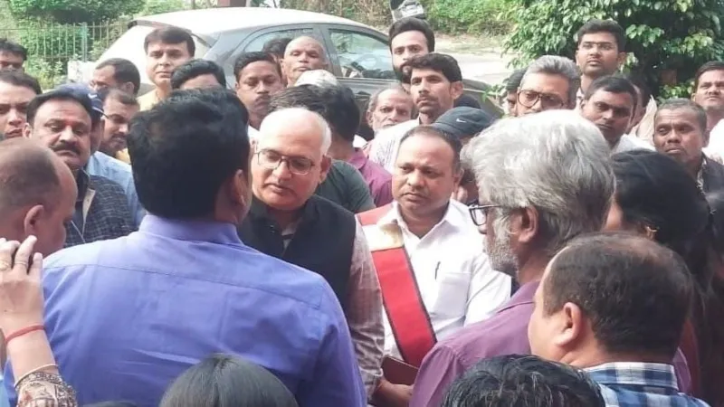 प्रयागराज : शुक्रवार को भी आंदोलित रहे शुआट्स के कर्मचारी, दस माह से नहीं मिला वेतन 