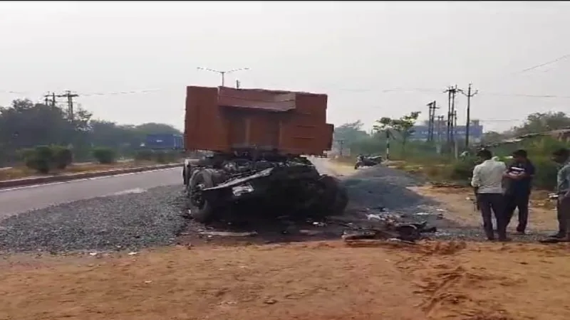 कानपुर देहात : ट्राला ने पंचर खड़े डंपर में मारी टक्कर, चालक-क्लीनर की मौत