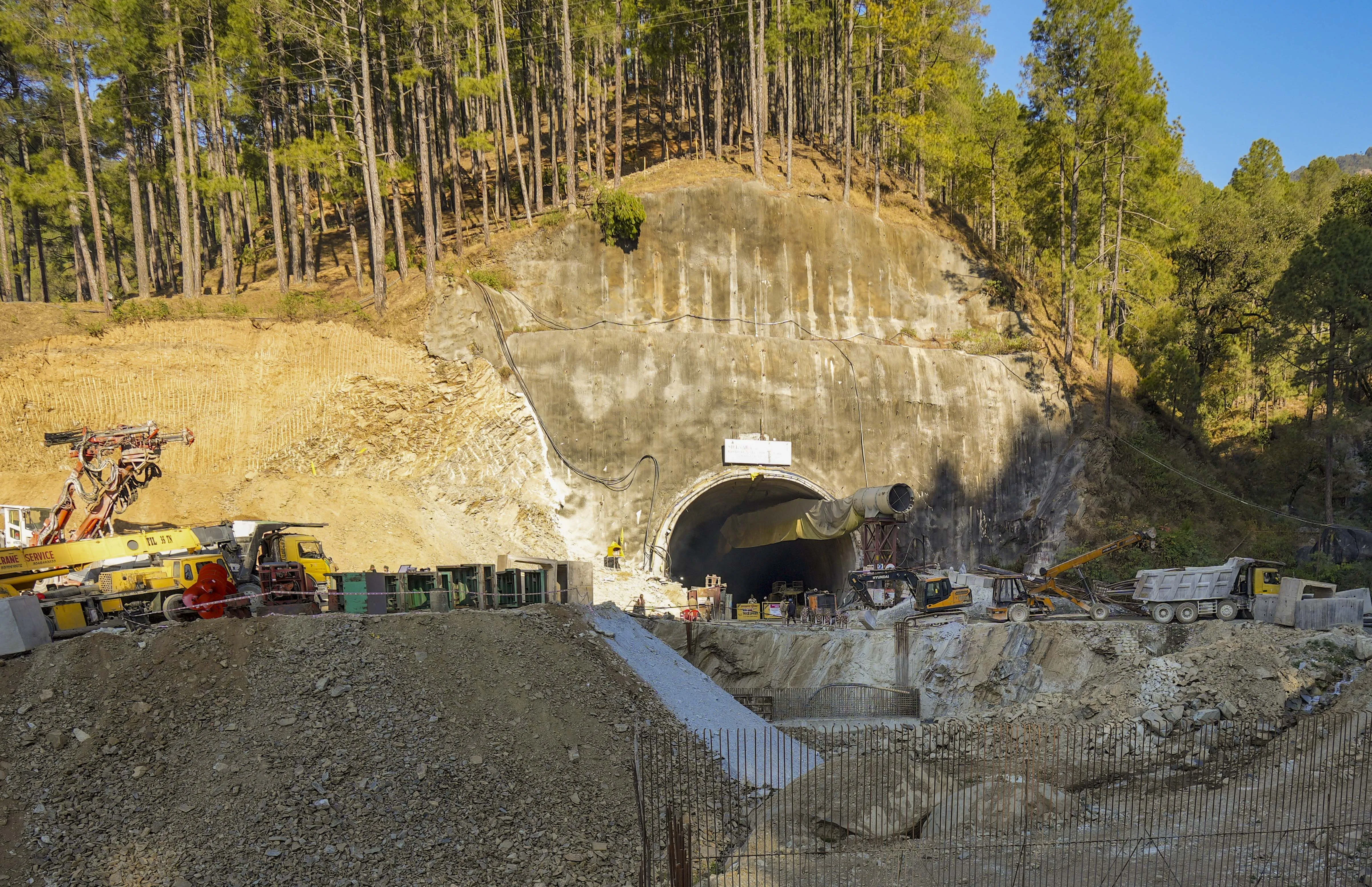 उत्तराखंड सुरंग बचाव: श्रमिकों का तनाव दूर करने के लिए उन्हें बोर्ड गेम और ताश देने की योजना 