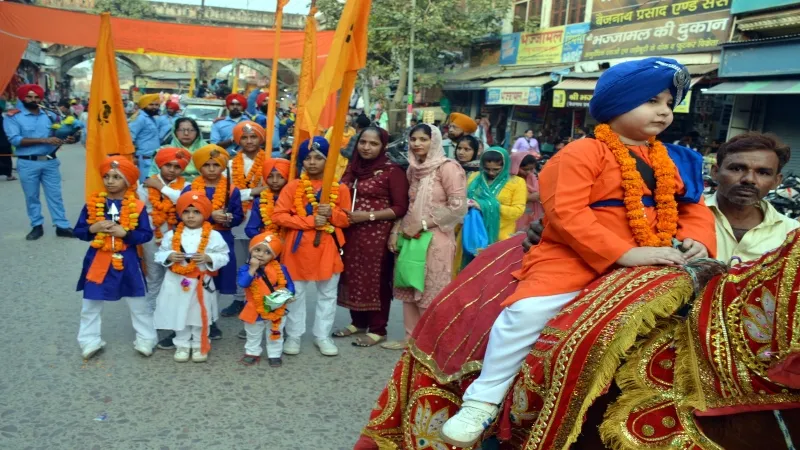 अयोध्या : शबद-कीर्तन के साथ निकली शोभायात्रा, पंच-प्यारों पर हुई पुष्प वर्षा