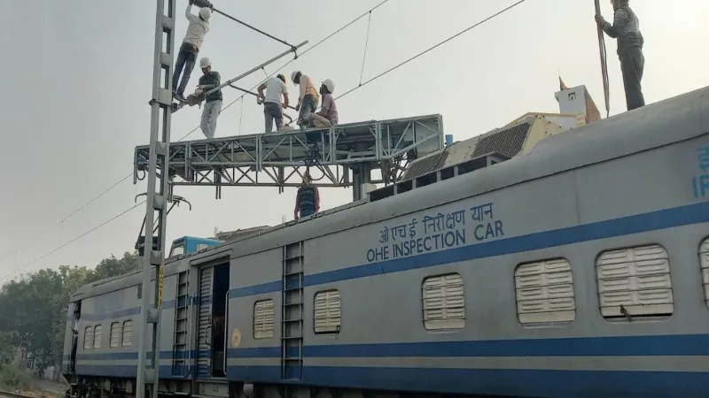 कन्नौज : ओएचई में खराबी, डेढ़ घंटे बंद रहा कानपुर-फर्रुखाबाद रेलखंड