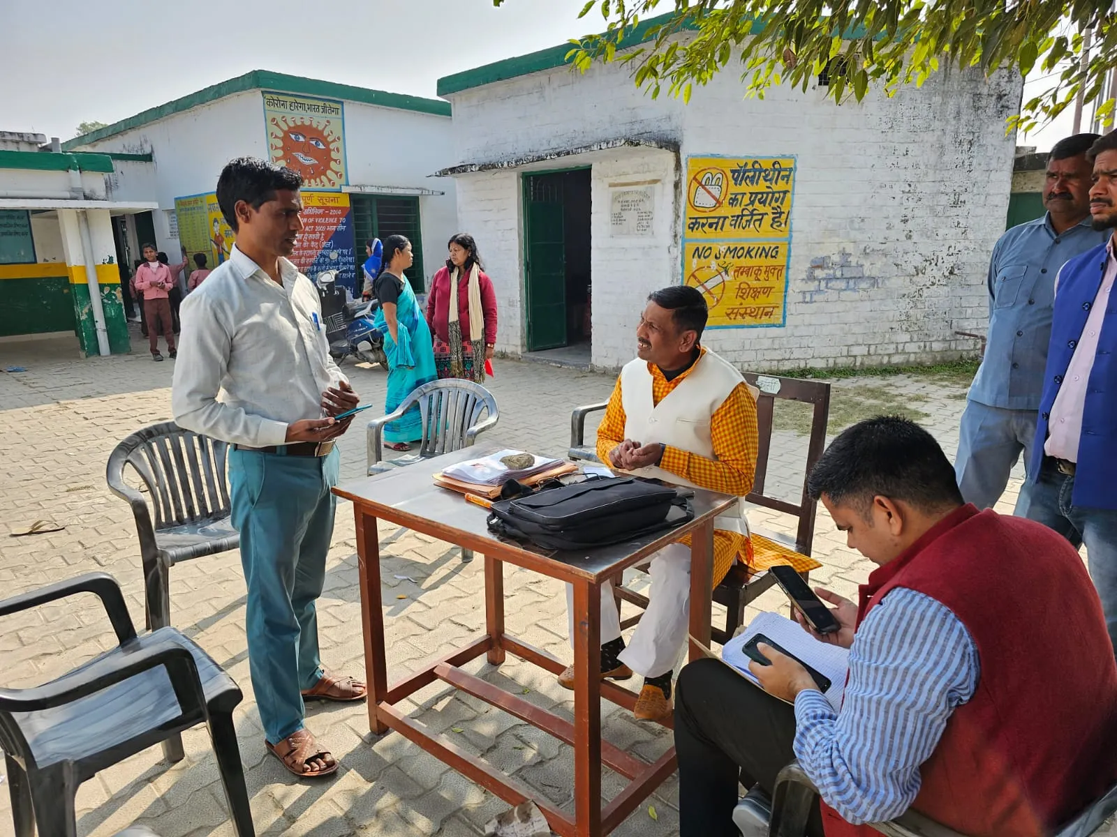 बरेली: बीएलओ ड्यूटी से गायब तो बंद मिले कई प्राथमिक विद्यालय, सांसद धर्मेंद्र कश्यप ने कई के बूथों का किया निरीक्षण